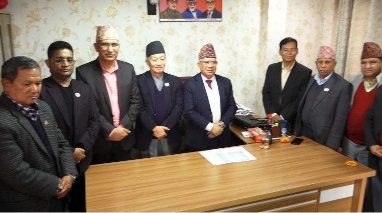 सुवास नेम्वाङ र  एकीकृत समजावादी का अध्यक्ष माधवकुमार नेपालबीच भेट